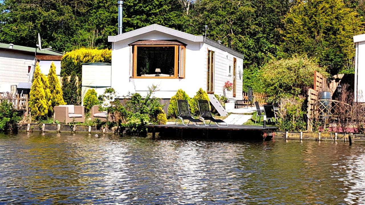 Het Witte Chalet Aan Het Water Van Monumentaal Fort Ooltgensplaat Exterior foto