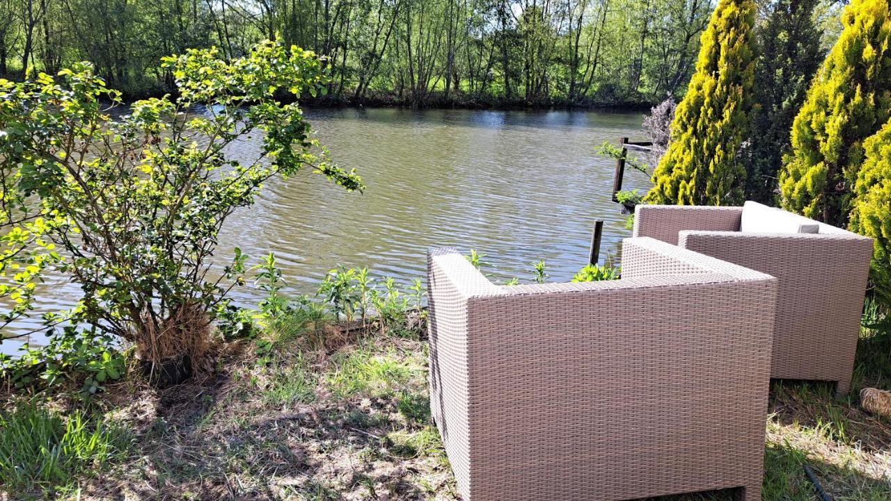 Het Witte Chalet Aan Het Water Van Monumentaal Fort Ooltgensplaat Exterior foto